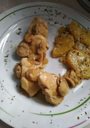 Una foto de Churrasquitos de pollo en salsa de vino blanco y patatas crema