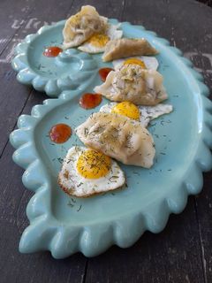 Una foto de Gyozas de ternera con huevos de codorniz y salsa sweet chilli
