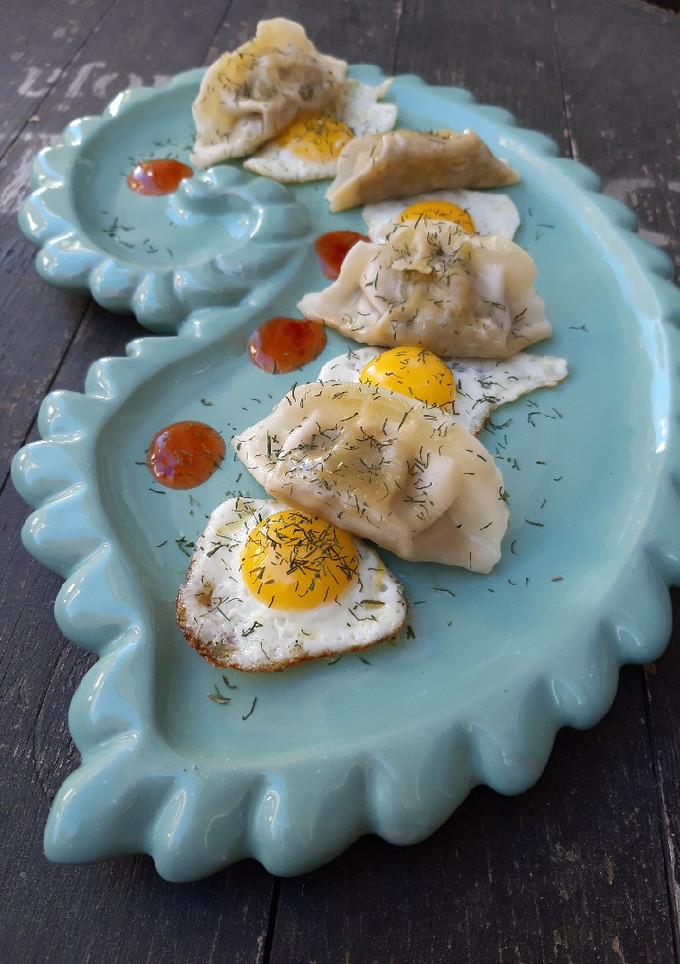 Una foto de Gyozas de ternera con huevos de codorniz y salsa sweet chilli