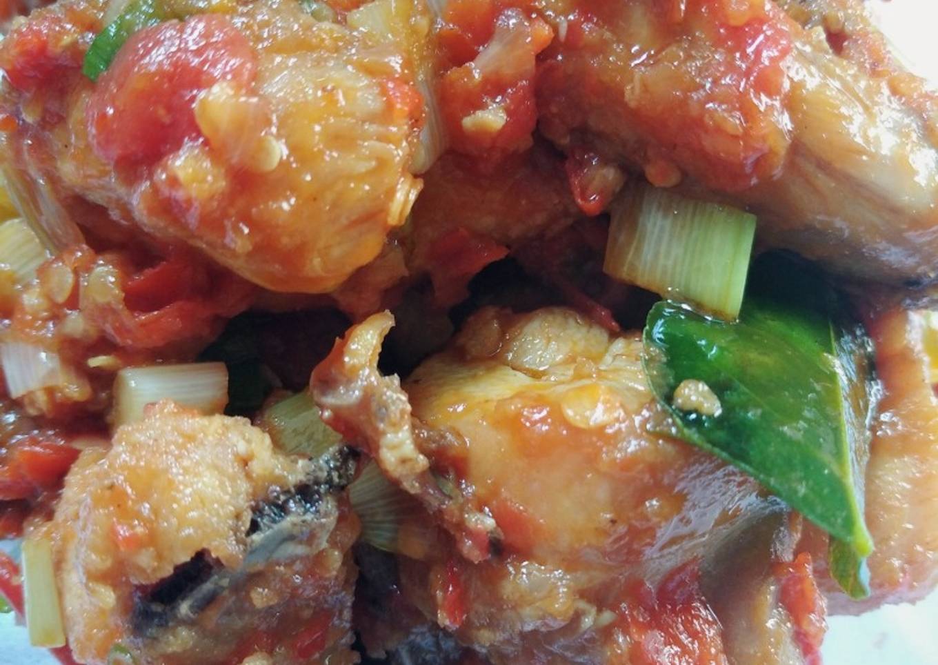 Ayam goreng pedas sambal bawang