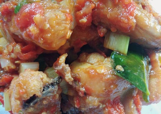 Ayam goreng pedas sambal bawang