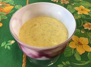 Une photo de Sauce salade au fromage, ail mariné et vinaigre de malt