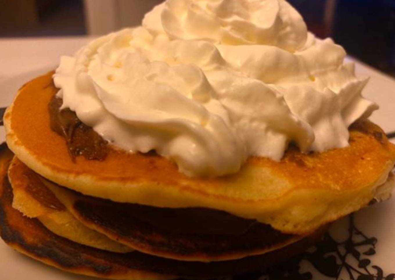 Torre de tortitas con nutella y nata 🥞