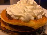 Torre de tortitas con nutella y nata 🥞