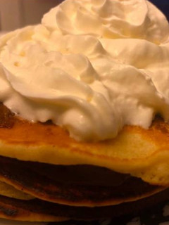 Una foto de Torre de tortitas con nutella y nata 🥞