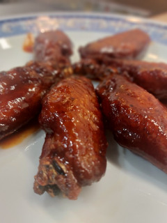 Una foto de Alitas de pollo fritas con salsa coreana gochujang