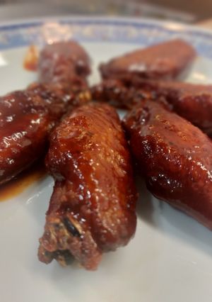 Una foto de Alitas de pollo fritas con salsa coreana gochujang