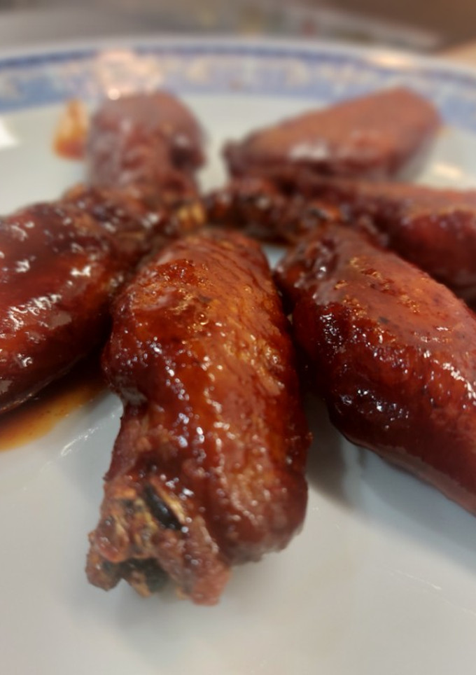 Una foto de Alitas de pollo fritas con salsa coreana gochujang