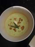 Crema de espárragos con queso de cabra y piñones