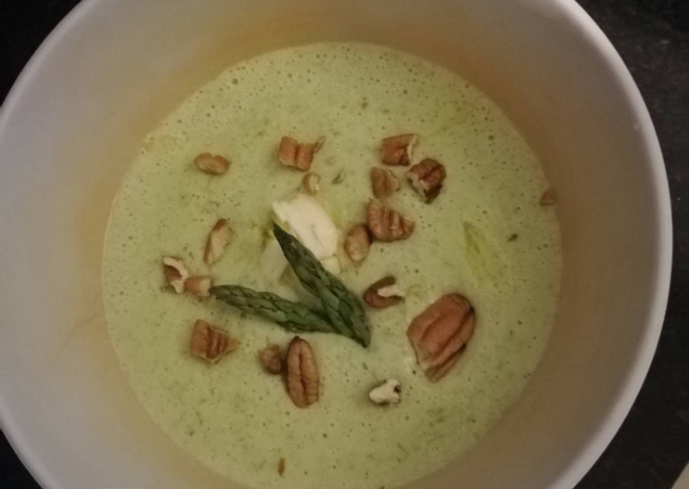 Crema de espárragos con queso de cabra y piñones