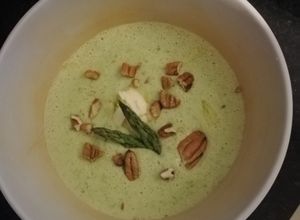 Una foto de Crema de espárragos con queso de cabra y piñones