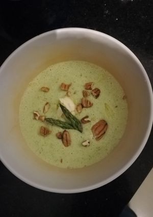 Una foto de Crema de espárragos con queso de cabra y piñones