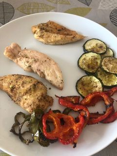 Una foto de Pechugas de pollo al horno con verdura