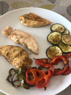 Una foto de Pechugas de pollo al horno con verdura