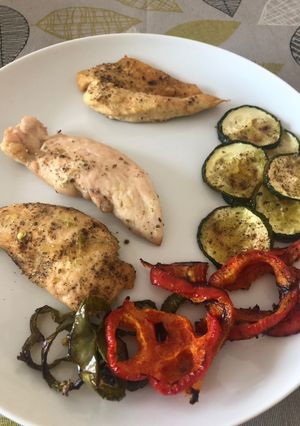 Una foto de Pechugas de pollo al horno con verdura