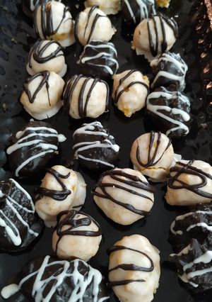 A picture of Chocolate Bounty Balls.