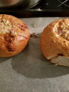 Húsos szósszal töltött zsemle recept fotója