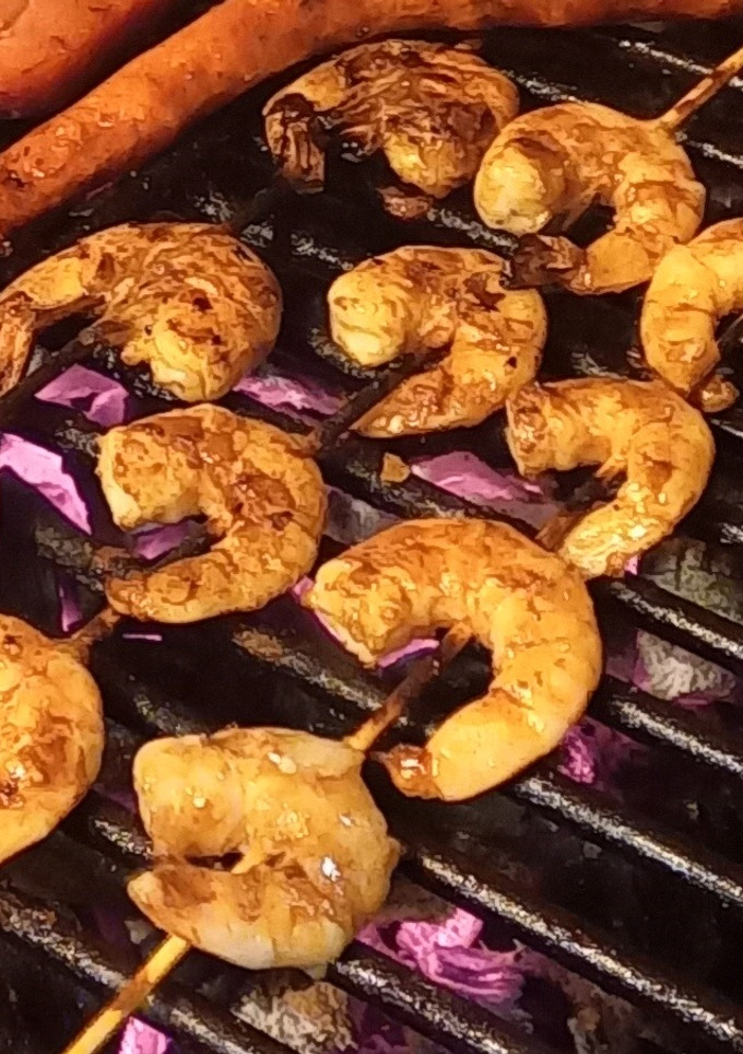 Una foto de Camarones al carbón