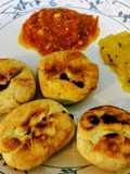 Baked onion kachodi with spicy chutney & mango chutney