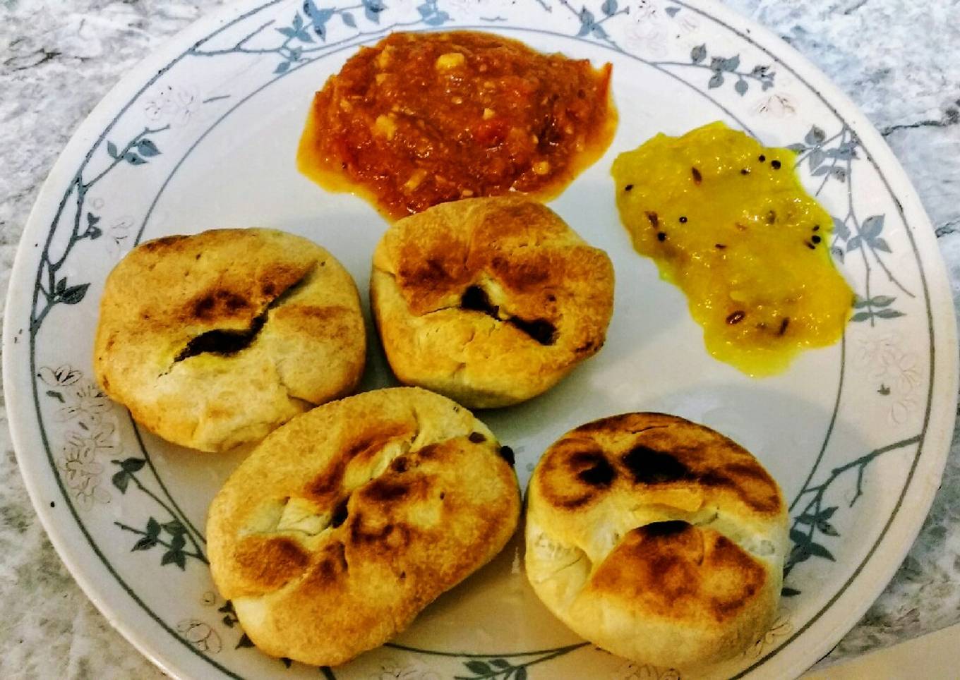 Baked onion kachodi with spicy chutney & mango chutney