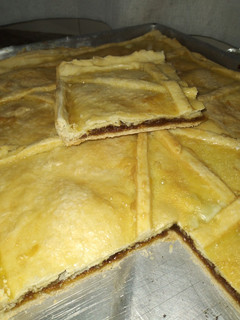 Una foto de Torta hojaldrada con dulce de higos casera