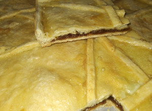 Una foto de Torta hojaldrada con dulce de higos casera