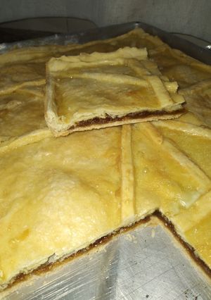 Una foto de Torta hojaldrada con dulce de higos casera