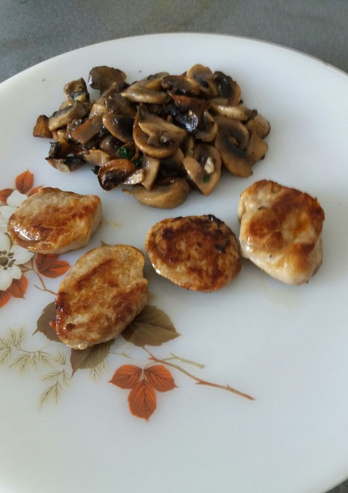 Una foto de Medallones de pechuga de pollo con champiñones