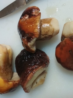 Una foto de Boletus confitados