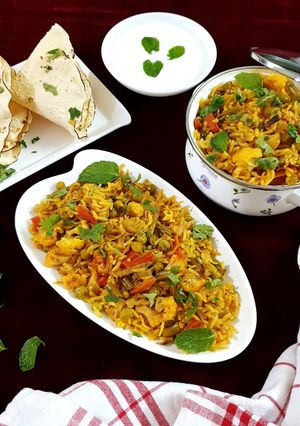 વેજ બિરયાની (Veg biryani recipe in Gujarati) રેસીપી મુખ્ય ફોટો