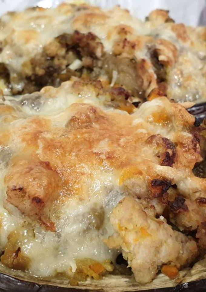 Una foto de Berenjenas rellenas de verduras y carne picada de pollo
