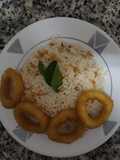 Arroz almendrado con anillos de calamar rebozados