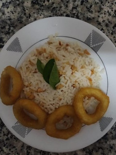 Una foto de Arroz almendrado con anillos de calamar rebozados