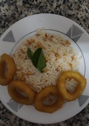Una foto de Arroz almendrado con anillos de calamar rebozados