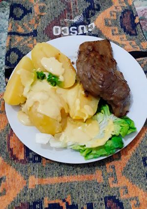 Una foto de Parrillada estilo peruano con papas