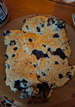 Una foto de Torta de banana y arándanos