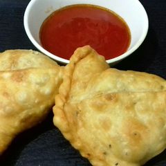 A picture of Aalu ke samosay.