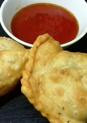 A picture of Aalu ke samosay.