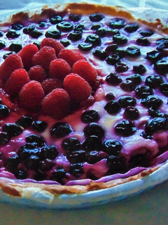 Una foto de 🍰Tarta de crema 🍦 y frutos del bosque 🍓🌳