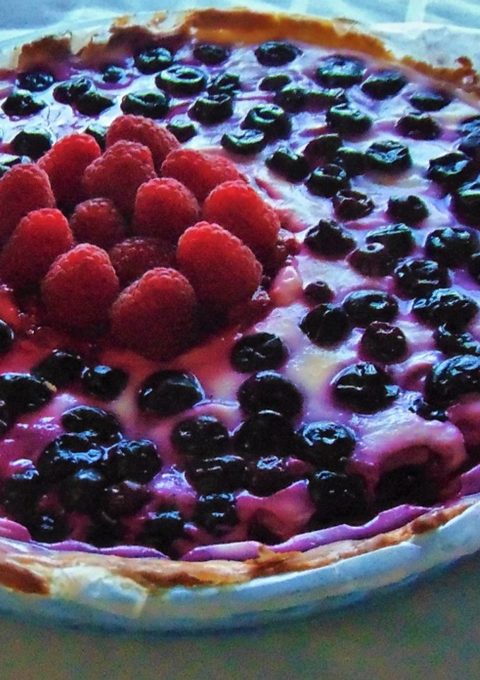 Una foto de 🍰Tarta de crema 🍦 y frutos del bosque 🍓🌳