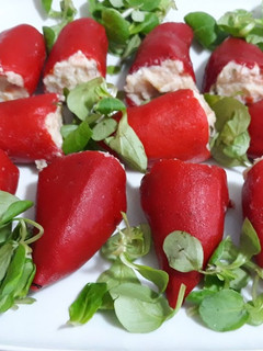 Una foto de Pimientos del piquillo rellenos de ensaladilla -sin mahonesa-