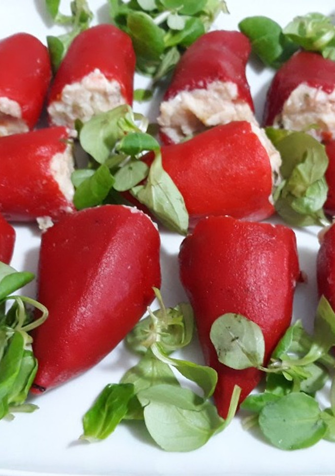 Una foto de Pimientos del piquillo rellenos de ensaladilla -sin mahonesa-