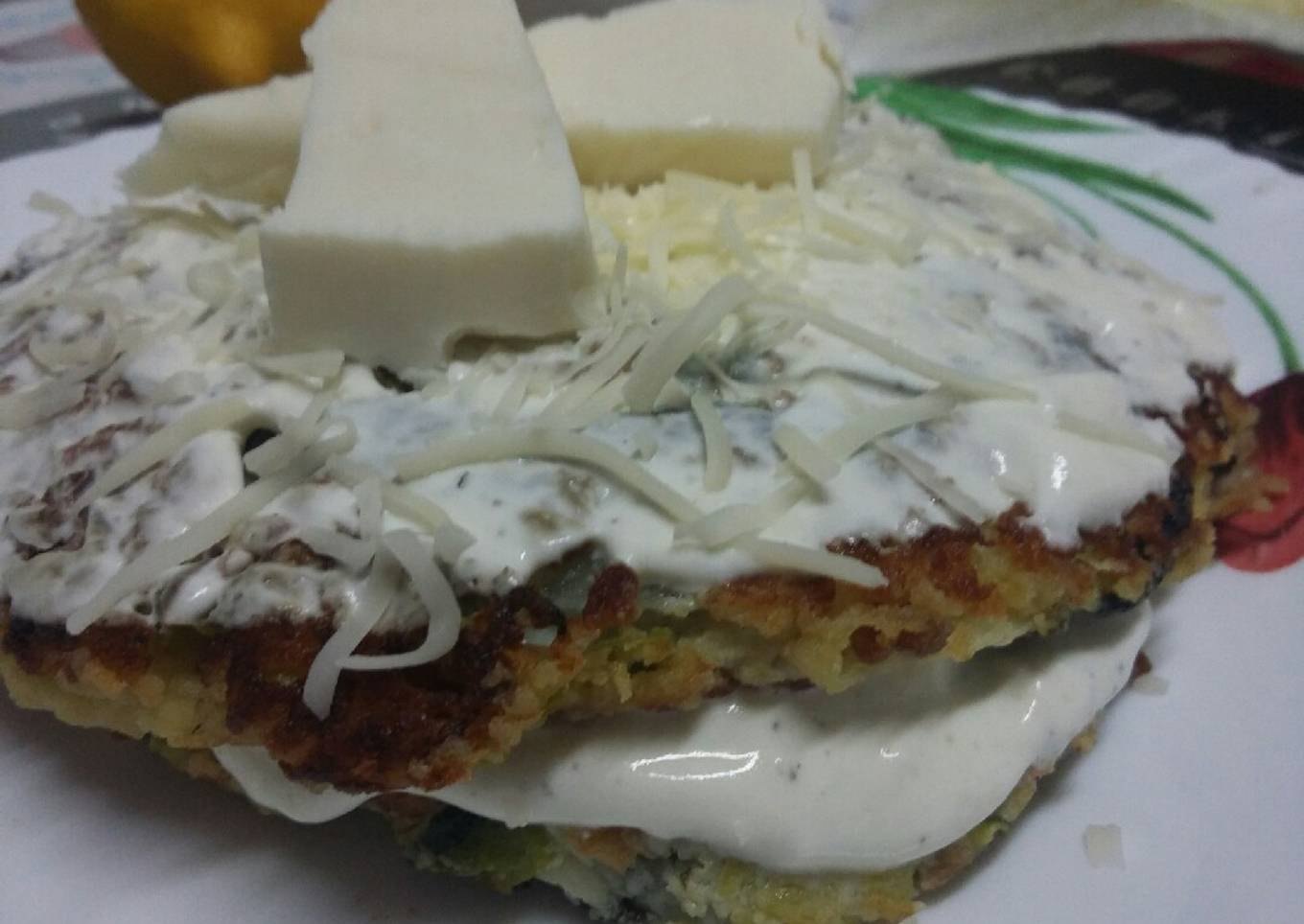 Pastel de tortitas de calabacín y salsa de yogurt