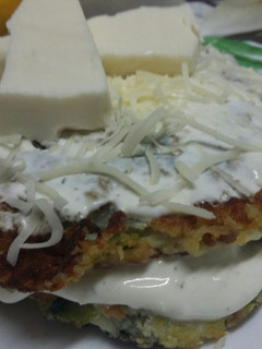 Una foto de Pastel de tortitas de calabacín y salsa de yogurt