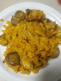 Una foto de Arroz con costillas, ajos tiernos y champiñones