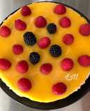 Cheesecake con cobertura de mango y frambuesas
