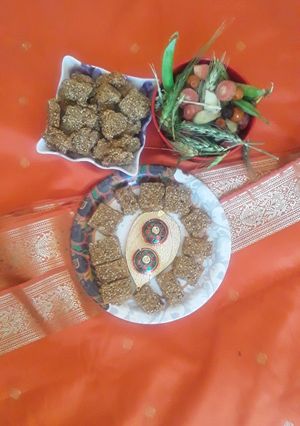 खुशखुशीत तीळ गुळ वडी (Tilgul Vadi Recipe In Marathi) रेसिपी चे मुख्य फोटो 