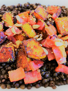 Una foto de Ensalada tibia de lentejas beluga y calabaza especiada