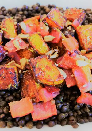 Una foto de Ensalada tibia de lentejas beluga y calabaza especiada