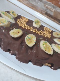 عکسی از دستور کیک یخچالی با فیلینگ موز